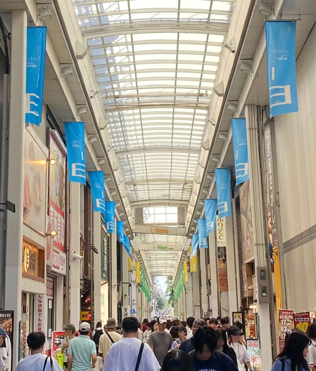 アーケードに並ぶダイヤ街のフラッグ